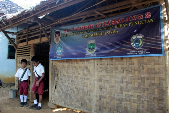 Nestapa siswa Banten belajar di ruang kelas mirip kandang ternak