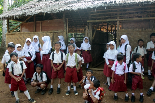 Nestapa siswa Banten belajar di ruang kelas mirip kandang ternak