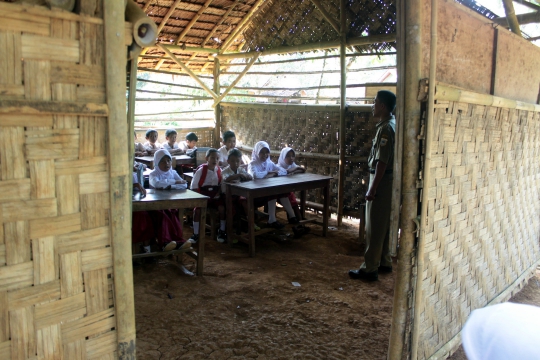 Nestapa siswa Banten belajar di ruang kelas mirip kandang ternak