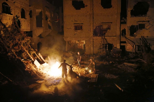 Api unggun jadi andalan warga Gaza lewati malam tanpa listrik