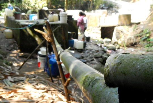 Kekeringan, warga Banyumas antre air bersih sebelum subuh