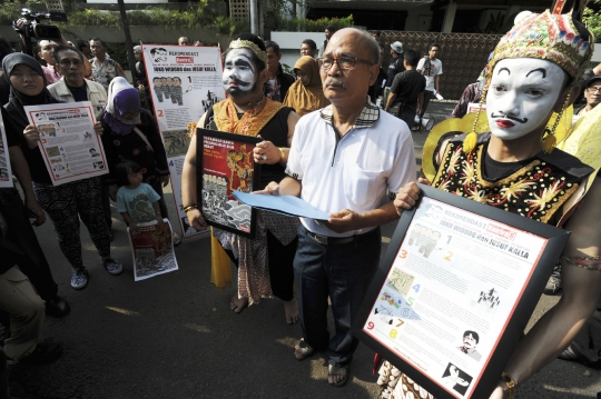 Aktivis HAM dan KontraS gelar demo di Rumah Transisi Jokowi