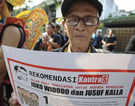 Aktivis HAM dan KontraS gelar demo di Rumah Transisi Jokowi