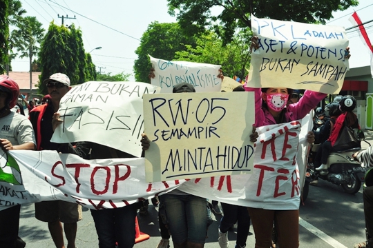 Ratusan PSK dan PKL geruduk Balai Kota Kediri