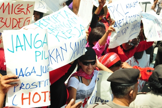 Ratusan PSK dan PKL geruduk Balai Kota Kediri