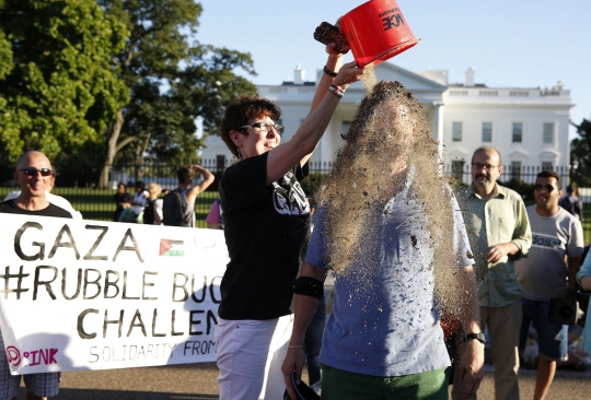 Dukung Palestina, warga AS gelar aksi 'Rubble Bucket Challenge'