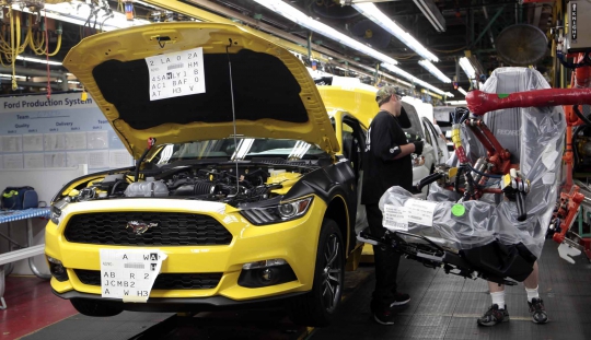 Mengintip produksi muscle car Ford Mustang 2015 bertenaga 435 HP