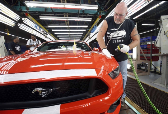 Mengintip produksi muscle car Ford Mustang 2015 bertenaga 435 HP