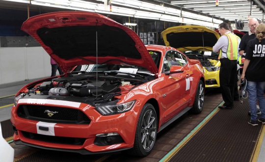 Mengintip produksi muscle car Ford Mustang 2015 bertenaga 435 HP