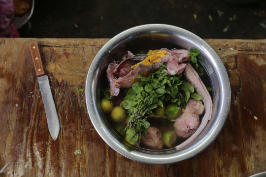 Menyantap kuliner iguana di pasar oriental Nikaragua