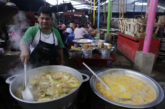 Menyantap kuliner iguana di pasar oriental Nikaragua