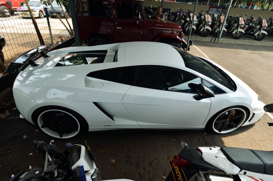 Lamborghini putih yang ditilang ini dicurigai mobil selundupan