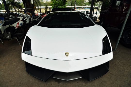 Lamborghini putih yang ditilang ini dicurigai mobil selundupan