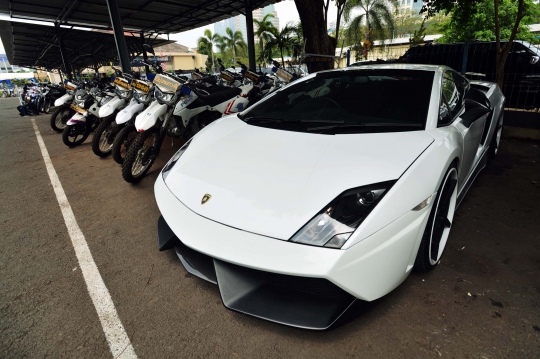 Lamborghini putih yang ditilang ini dicurigai mobil selundupan