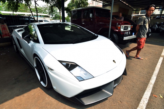 Lamborghini putih yang ditilang ini dicurigai mobil selundupan