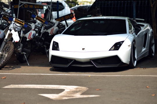 Lamborghini putih yang ditilang ini dicurigai mobil selundupan