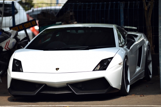 Lamborghini putih yang ditilang ini dicurigai mobil selundupan