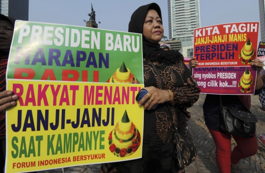Aksi demo ibu-ibu di HI tuntut Jokowi-JK tepati janji kampanye