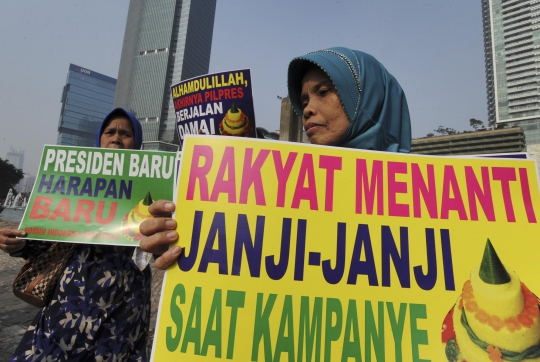 Aksi demo ibu-ibu di HI tuntut Jokowi-JK tepati janji kampanye