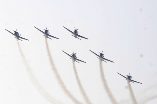 Tim Jupiter TNI AU pamer kehebatan bermanuver di langit Monas