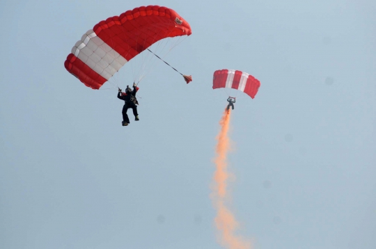 Tim Jupiter TNI AU pamer kehebatan bermanuver di langit Monas