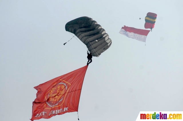 agustus spanduk 17 lomba 2017 pamer TNI bermanuver : di Jupiter kehebatan Tim AU Foto