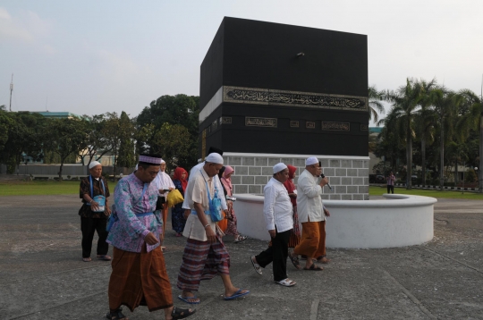 Calon jemaah haji jalani latihan manasik di asrama Pondok Gede