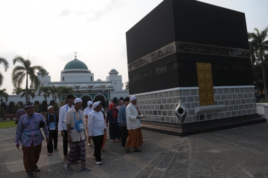 Calon jemaah haji jalani latihan manasik di asrama Pondok Gede