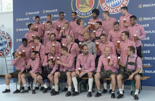 Gaya pasukan Bayern Munich saat pemotretan iklan bir Paulaner