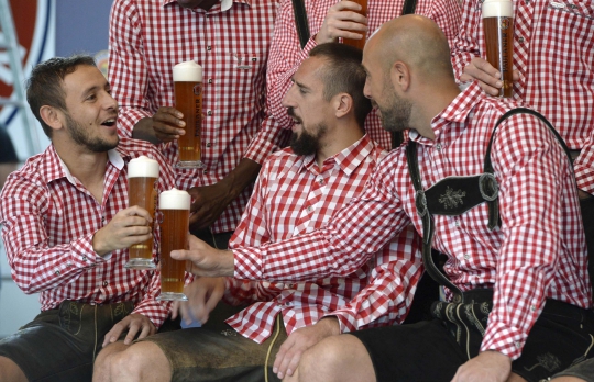 Gaya pasukan Bayern Munich saat pemotretan iklan bir Paulaner