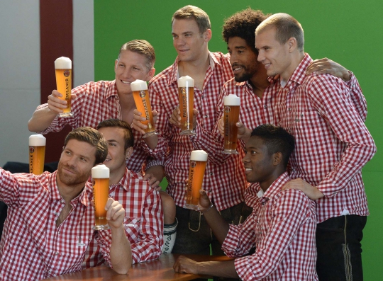 Gaya pasukan Bayern Munich saat pemotretan iklan bir Paulaner