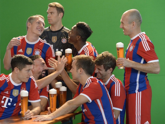 Gaya pasukan Bayern Munich saat pemotretan iklan bir Paulaner