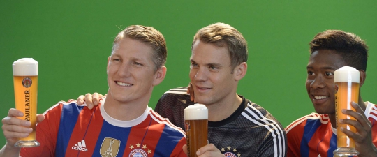 Gaya pasukan Bayern Munich saat pemotretan iklan bir Paulaner