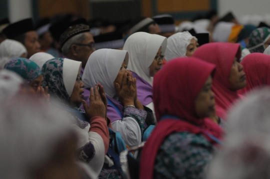 Pemberangkatan jemaah haji kloter pertama ke Tanah Suci