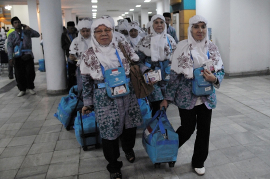 Pemberangkatan jemaah haji kloter pertama ke Tanah Suci