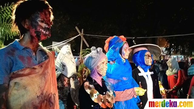 Foto : Angkernya penampilan Teater Rongsokan di Piasan 
