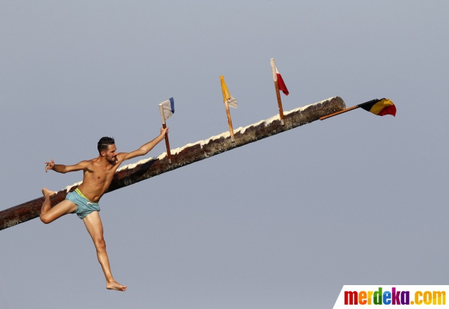 foto perlombaan unik panjat pinang ala eropa merdeka foto perlombaan unik panjat pinang ala eropa merdeka