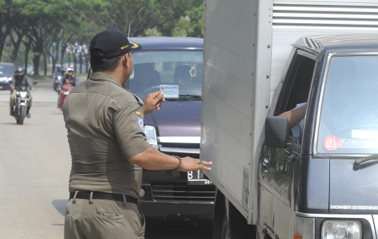 Tim gabungan Pemkot Tangsel gelar razia KTP di BSD