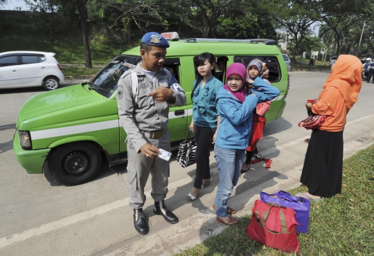 Tim gabungan Pemkot Tangsel gelar razia KTP di BSD