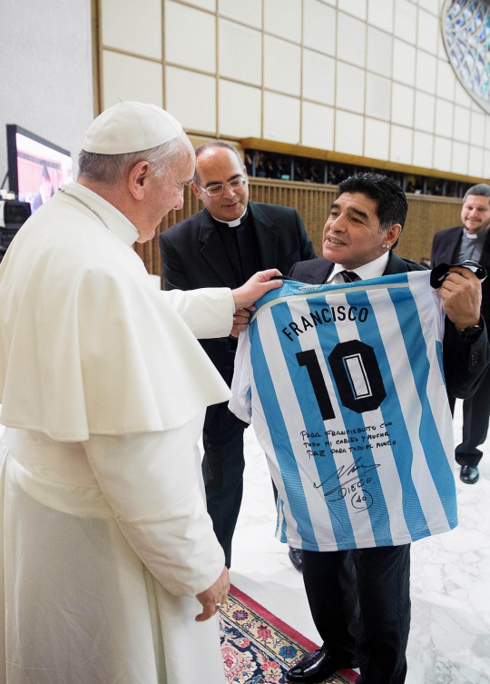 Maradona hadiahi Paus Fransiskus jersey Argentina bernomor 10