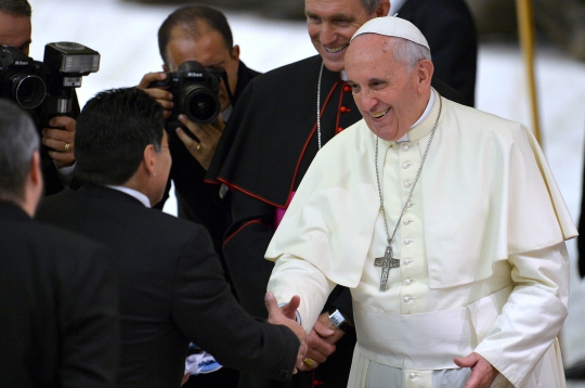 Maradona hadiahi Paus Fransiskus jersey Argentina bernomor 10