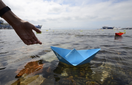 Melarung perahu kertas untuk peringati 69 tahun Perang Dunia II