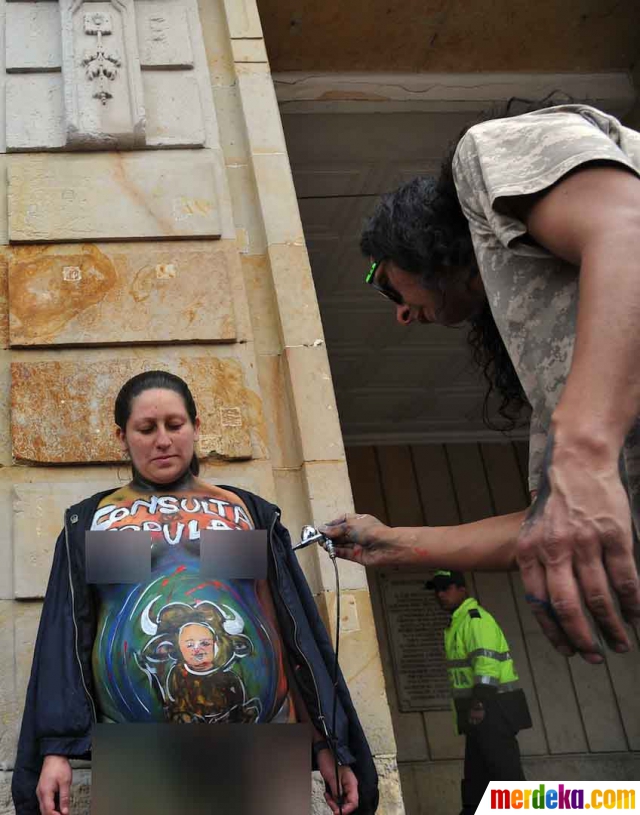 Foto Demo Menentang Adu Banteng Ibu Hamil Ini Nekat Bugil Merdeka Com