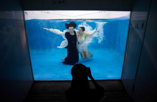 Uniknya foto pre wedding di dalam air ala calon pengantin China