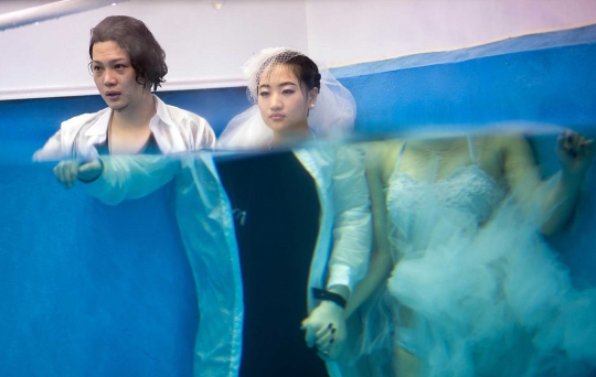 Uniknya foto pre wedding di dalam air ala calon pengantin China