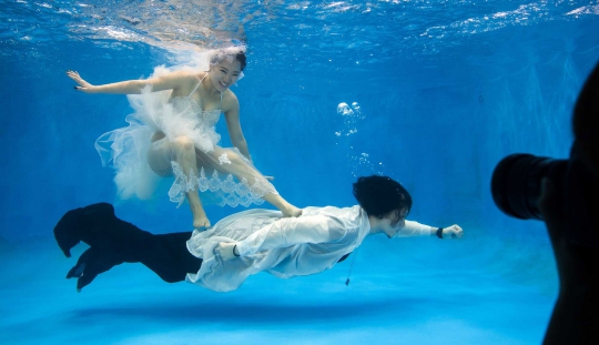 Uniknya foto pre wedding di dalam air ala calon pengantin China