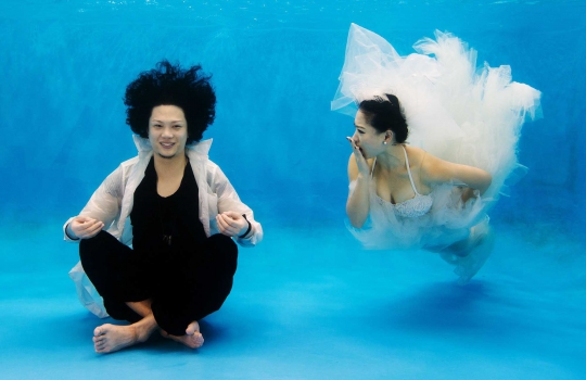 Uniknya foto pre wedding di dalam air ala calon pengantin China