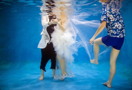 Uniknya foto pre wedding di dalam air ala calon pengantin China