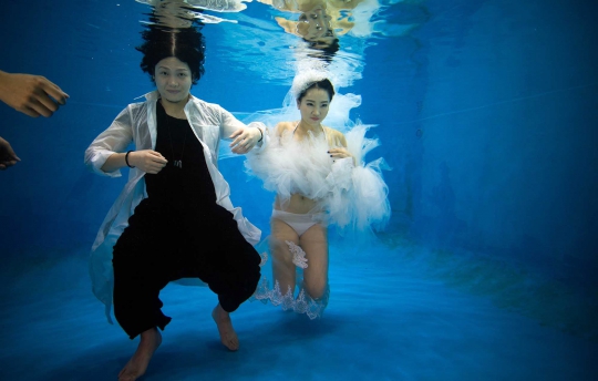 Uniknya foto pre wedding di dalam air ala calon pengantin China