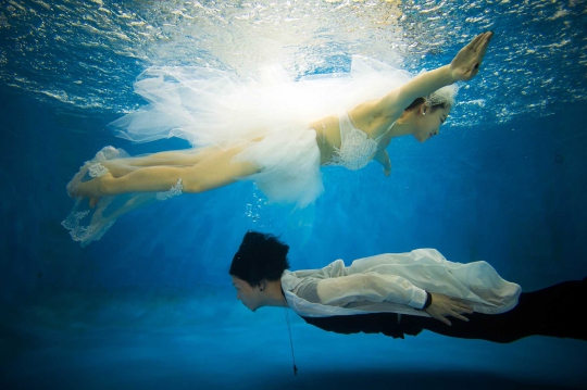 Uniknya foto pre wedding di dalam air ala calon pengantin China
